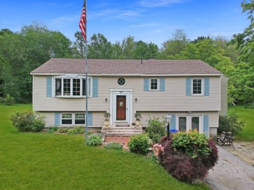 21 School St, Hampstead, NH 03841-2139