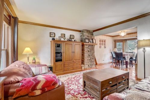 1150 Harwich Dr, Carol Stream, IL 60188-9065