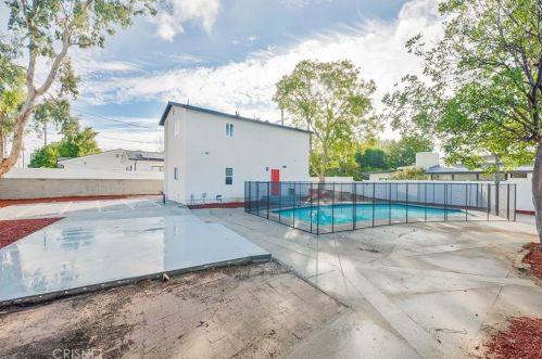 7960 Amestoy Ave, Van Nuys CA  91406-1603 exterior