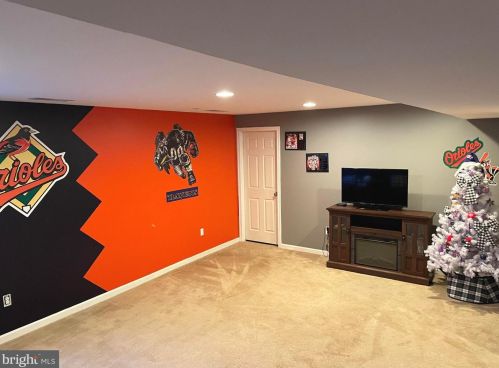 2258 Water Garden Dr, Hanover PA 17331-8319 exterior