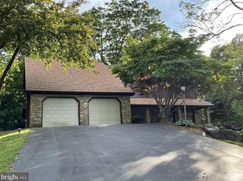 112 Bentley Ln, Lancaster PA  17603-6223 exterior