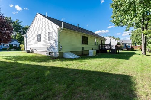 38 Glasgow Cir, Hudson NH  03051-3759 exterior