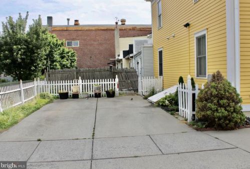 17 Burlington St, Gloucester, NJ 08030-1464