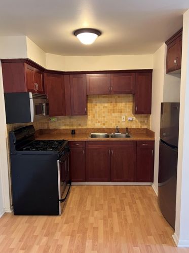 8210 Jeffery Blvd, Chicago, IL 60617-1874