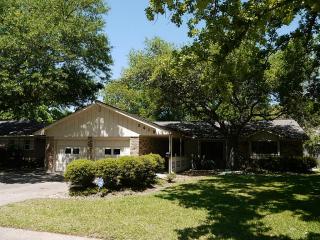 2419 Willowby Dr, Houston TX  77008-3058 exterior
