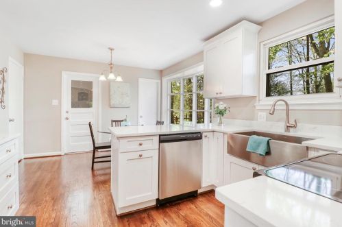 5502 Kings Park Dr, Springfield VA  22151-1106 exterior