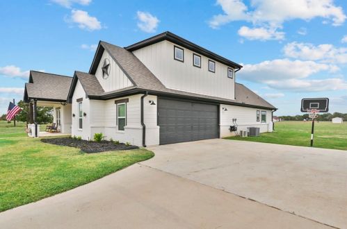 11027 Oak Lake Rd, Bryan, TX 77808-7031