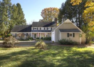 3 Brook Hollow Rd, Gladstone, NJ 07934-2005