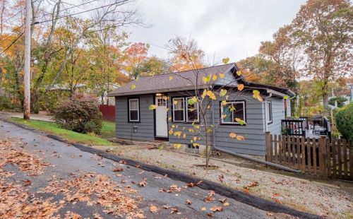 50 Willow St, Tiverton, RI 02878-2334