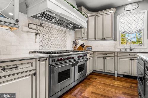 114 Kings Hwy, Tavistock NJ 08033-1981 exterior