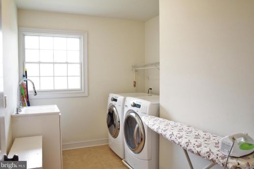 87 Leavitt Ln, Princeton NJ  08540-3921 exterior
