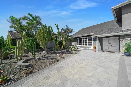 10121 Meredith Dr, Huntington Beach, CA 92646-4926