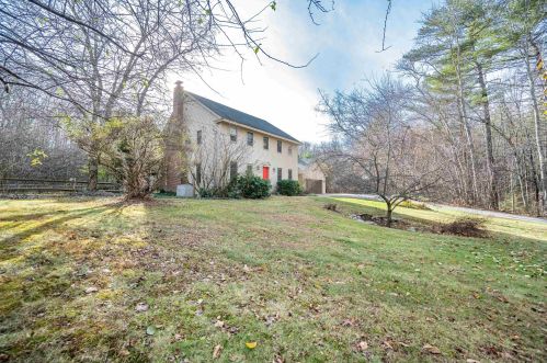 83 Hovey Rd, Londonderry, NH 03053-2940