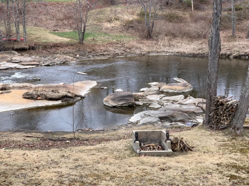 41 Crest Ave, Lisbon, ME 04250-6802