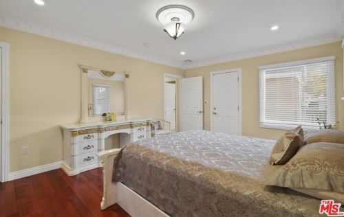 2417 Glenoaks Blvd, Glendale CA  91206-3027 exterior