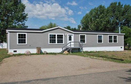 908 39th St, Minot, ND 58701-5411