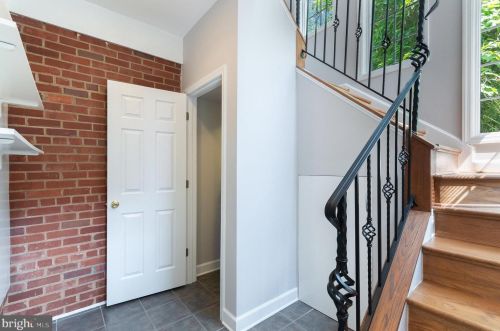 813 31st St, Arlington VA  22202-2318 exterior