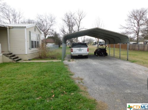 333 Royal Crest Cir, Seguin, TX 78155-7705