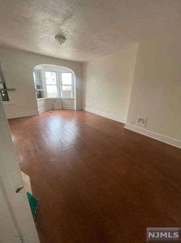 288 Summer Ave, Newark, NJ 07104-2714