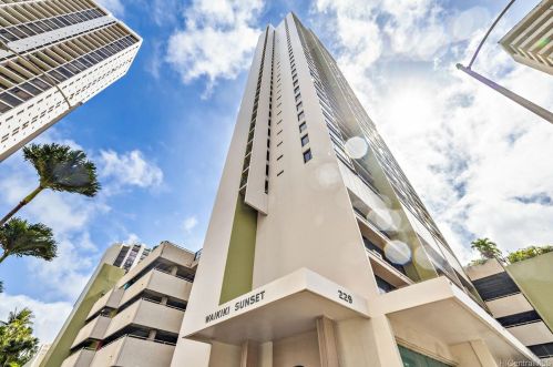 229 Paoakalani Ave, Honolulu HI 96815-3764 exterior