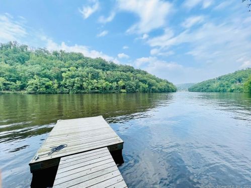 141 Edgelake Dr, Sandy Hook, CT 06482-1140