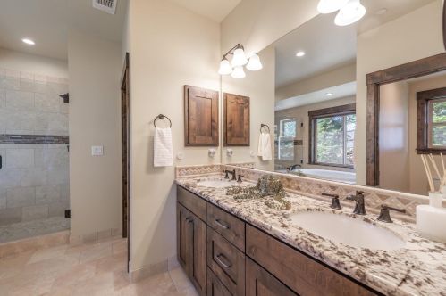 10955 Ski Slope Way, Truckee CA  96161-6613 exterior
