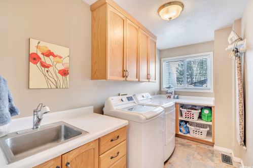 940 Johnsonway Dr, Sandy UT 84094-6346 exterior