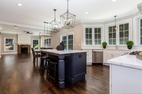 1858 Chalker Hl, Glastonbury, CT 06033-2608