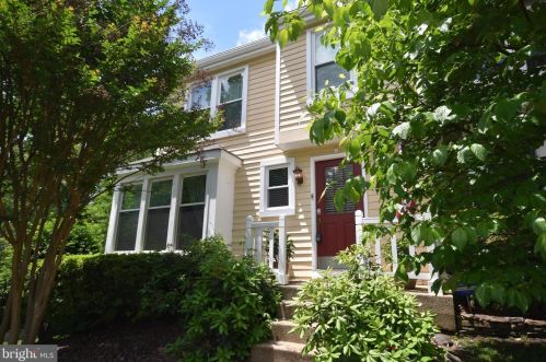 1630 Poplar Grove Dr, Herndon VA  20194-1738 exterior