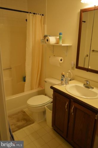 28 Garland Ct, Carlisle PA 17013-4409 exterior