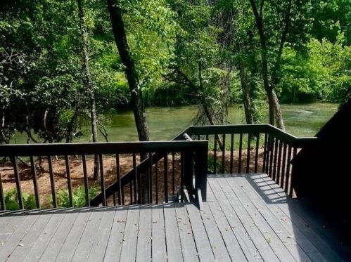 637 Riverside Dr, Ellijay, GA 30540-8161