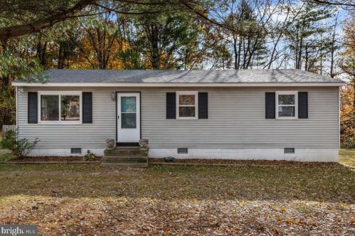 1126 Chapel Dr, Bumpass, VA 23024-2416
