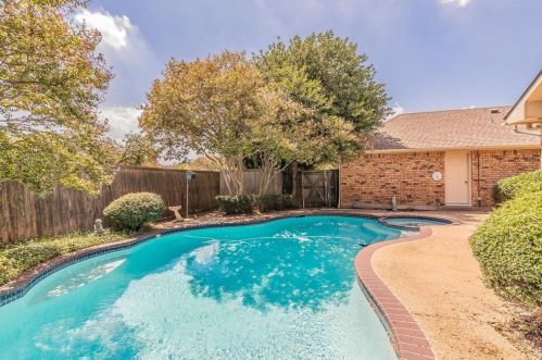 2102 Antibes Dr, Carrollton TX 75006-4327 exterior