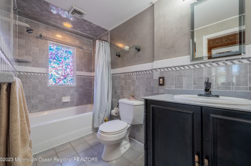 15 Hartshorne Pl, Middletown NJ  07748-2520 exterior