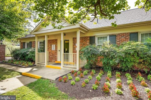 5761 Rexford Ct, Springfield VA  22152-1063 exterior