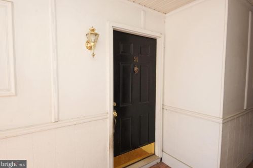 54 Cheverny Ct, Trenton NJ 08619-4718 exterior