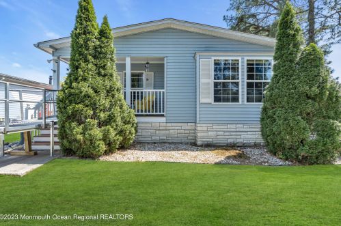 313 Kenwood Ct, Lakehurst, NJ 08759-3511