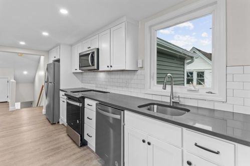 8 Park Ave, Westerly, RI 02891-1849