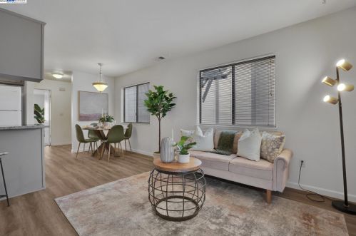 429 Golf Cir, Manteca, CA 95337-6508