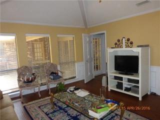 9505 Hill View Dr, Dallas TX  75231-1524 exterior