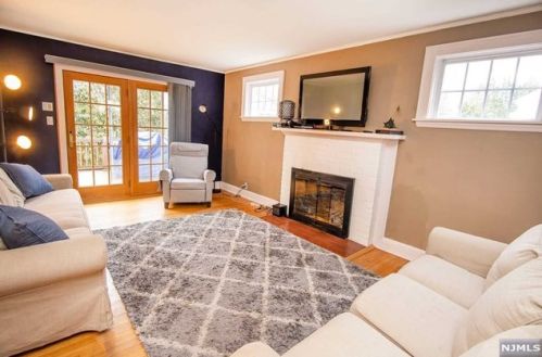 27 Colonial Pkwy, Dumont, NJ 07628-2604