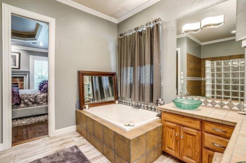 5968 Riverbend Pl, Fort Worth TX  76112-1064 exterior