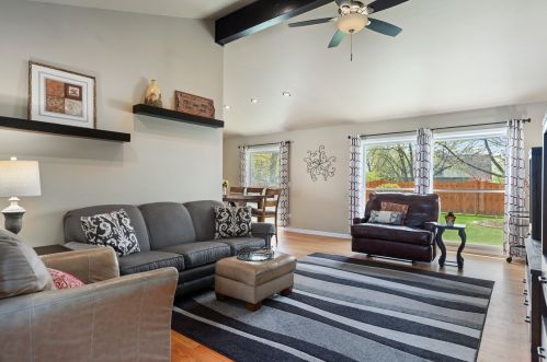 903 Burr Oak Dr, Arlington Hts, IL 60004-1934