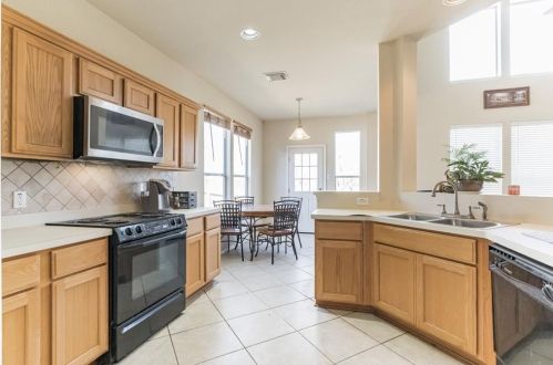 147 Hiver St, Uhland TX  78640-5494 exterior