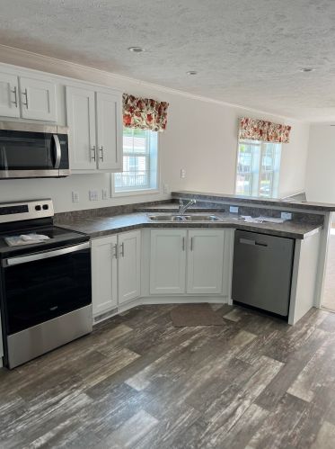 37 Robbins St, Hinsdale, NH 03451-2441