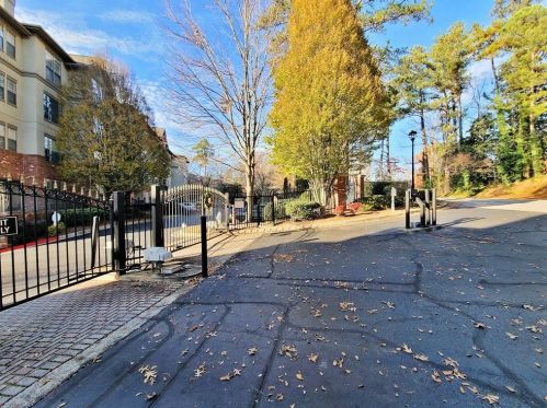 5559 Glenridge Dr, Atlanta GA  30342-7201 exterior