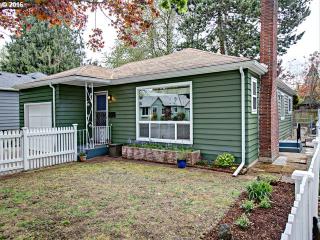 56 88th Ave, Portland, OR 97216-1530