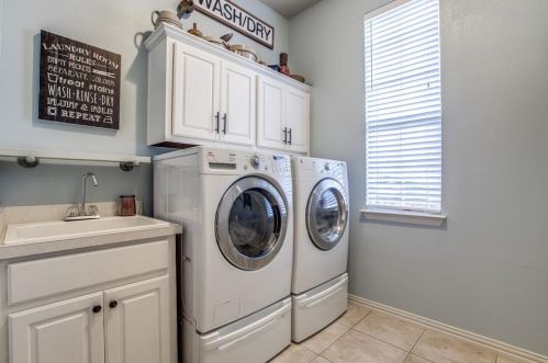 2561 Grn Oak Dr, Carrollton TX 75010-4221 exterior