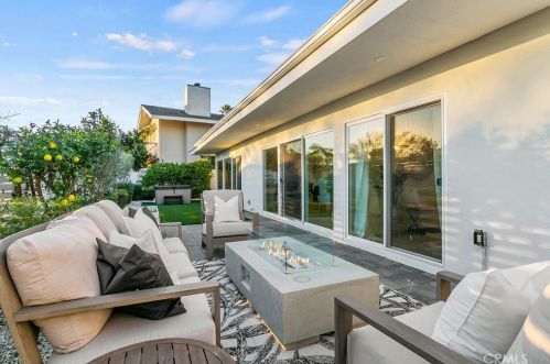 17089 Westport Dr, Huntington Beach CA  92649-4246 exterior