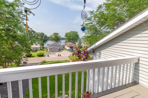 542 Holiday Dr, Somonauk, IL 60552-9547